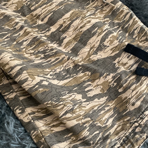 Camo print cropped cargo-style pants - Picture 16 of 16